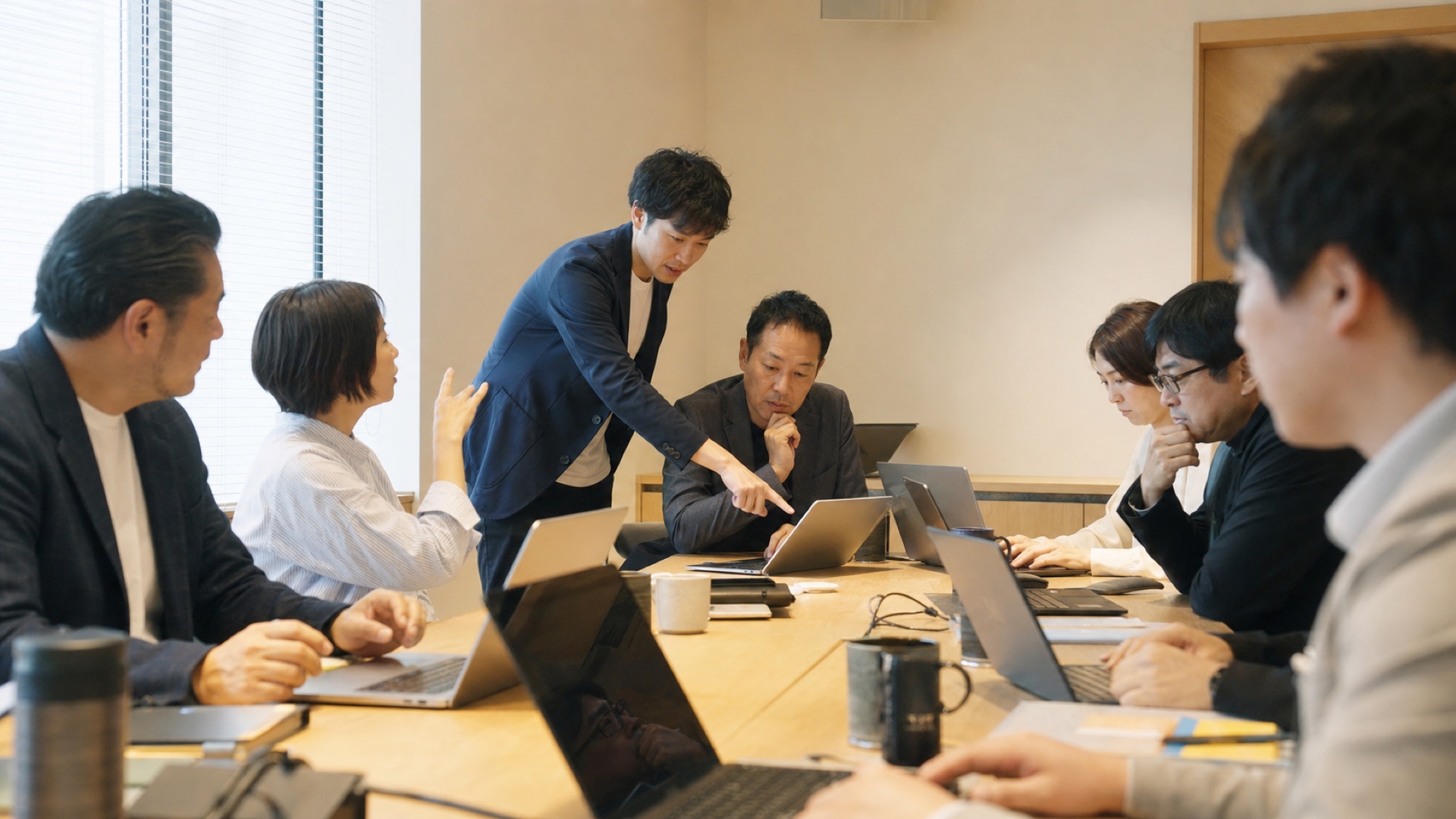生成AIハンズオン研修のイメージ。参加者がノートPCで実際に手を動かしている様子